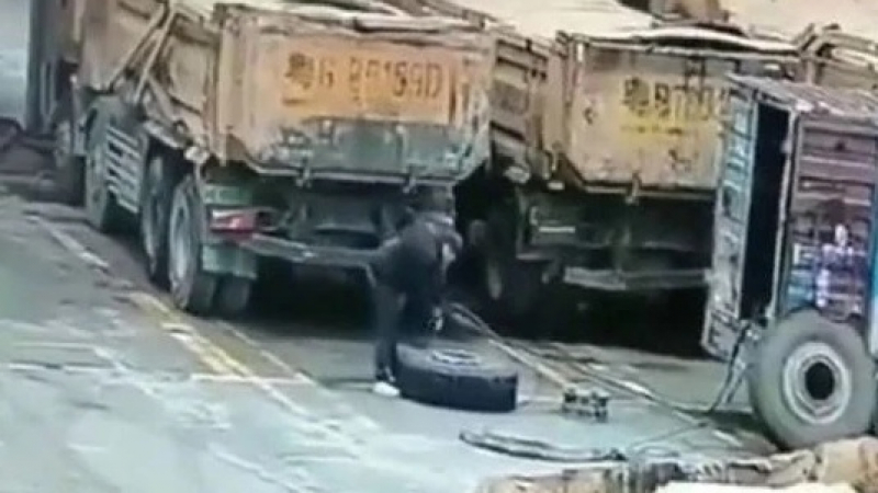 Зрелищни ВИДЕА: Гума на камион се взриви, докато мъж я помпаше