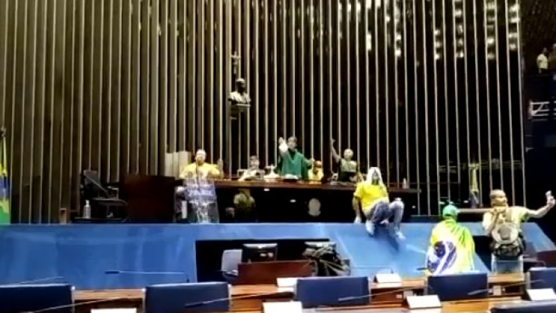 Демонстранти нахлуха в бразилския парламент, евакуираха президента ВИДЕО 