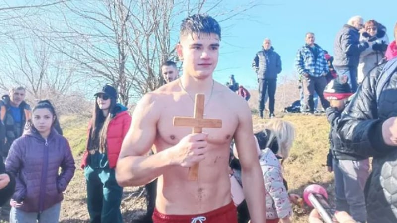 16 г. Мартин, извадил Богоявленския кръст край Плевен, смая всички с огромен жест 