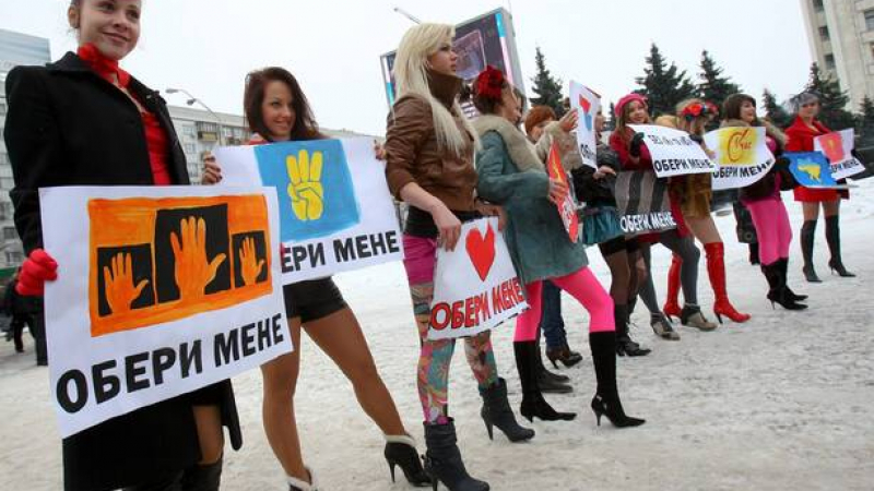 За украинките е страшно: сводници и разпространители на порно ги налазиха яко