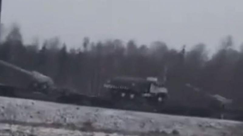 ВИДЕО от войната: Огромен влак с голямокалибрена артилерия е забелязан в Беларус