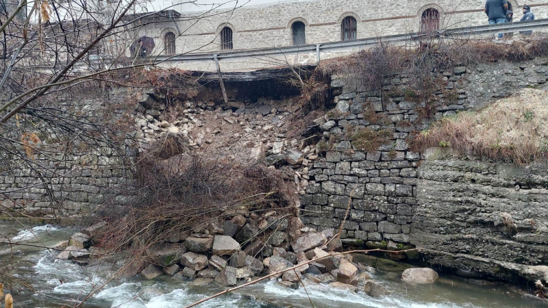 Голяма опасност дебне шофьорите по пътя към Троянския манастир СНИМКИ 