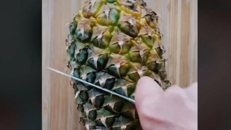Еврика! Жена засне на ВИДЕО как реже ананас и стана звезда в ТикТок 