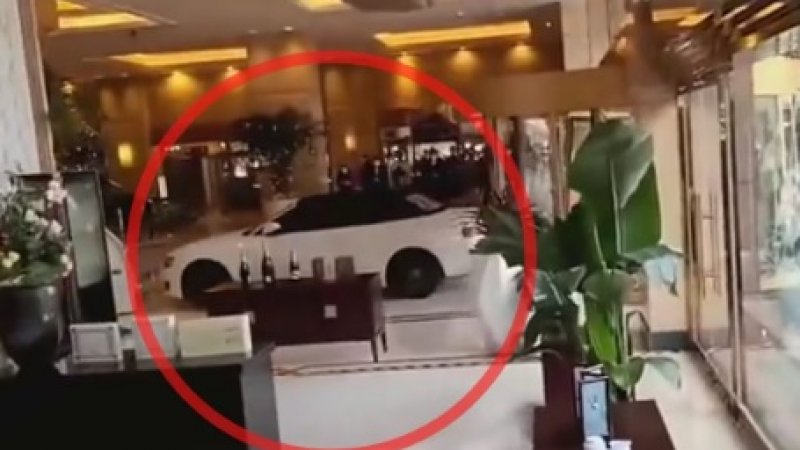 Зрелищни ВИДЕА: Разгневен мъж влезе с колата си във фоайето на хотел