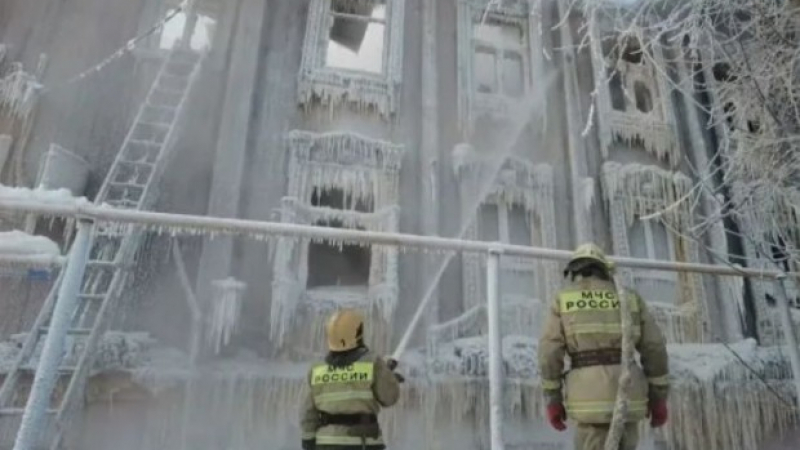 Кучи студ! Къща замръзна, докато пожарникари я спасяват от огъня 
