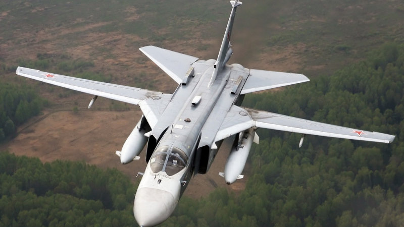 Daily Mail: Руски Су-24 пощуриха британски самолетоносач в Суецкия канал