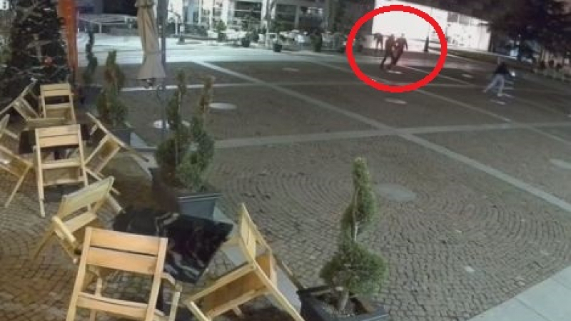 Изплува страховито ВИДЕО от масовия бой заради момиче в центъра на Благоевград 