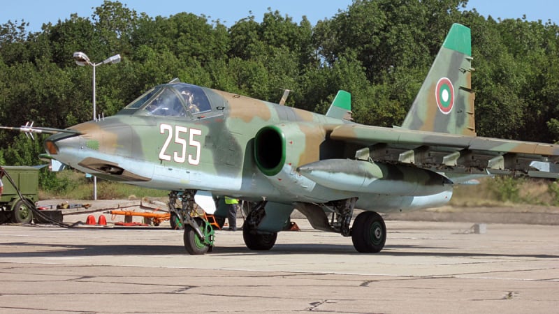 "Блумбърг" съобщи за 14 български самолета Су-25, гаубици, танкове и РСЗО в Украйна