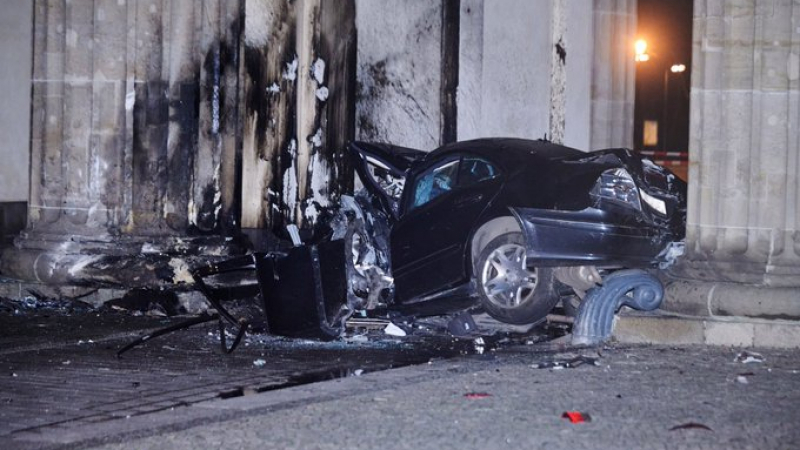 Шофьор смля лъскава кола в Бранденбургската врата и загина ВИДЕО