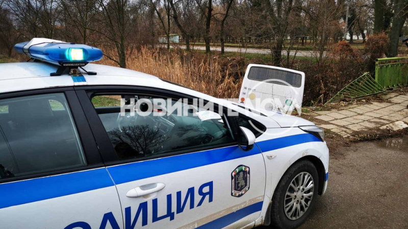 Извънредно! Автобус падна от мост в Сливенско СНИМКИ