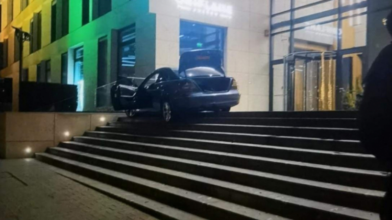 Мрежата се сащиса от куриоз в София: Как тази кола кацна върху стълбите? СНИМКА