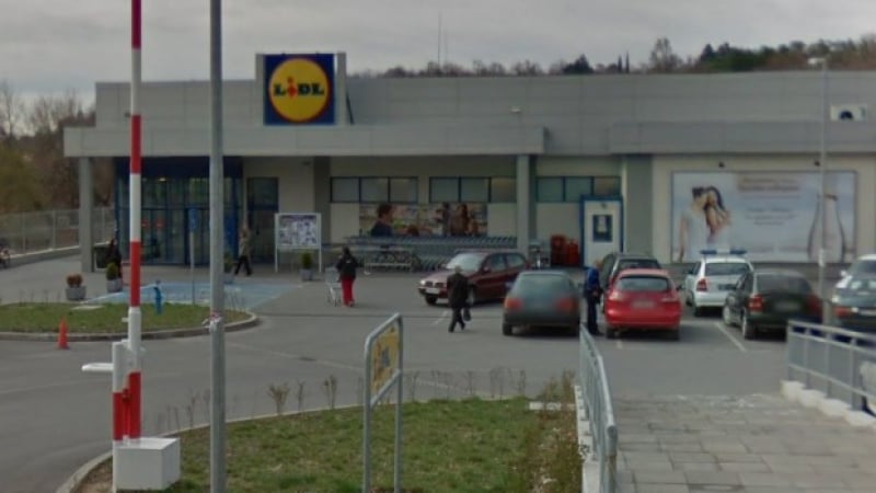 Охранителка в "Лидл" в Сливен разплака мрежата с този разказ за случка в хипермаркета
