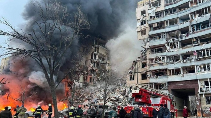 ВИДЕО от войната: Показаха момента, в който ракета удря жилищната сграда в Днипро