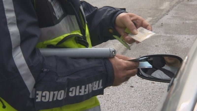 Шофьор подхвърли 100 лева на пътни полицаи в Пловдивско, но после му се стъжни