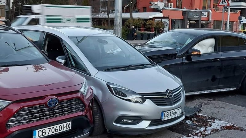 19-годишен с джип "Мерцедес" и мръсна газ е блъснал полицай и паркирани коли в София 