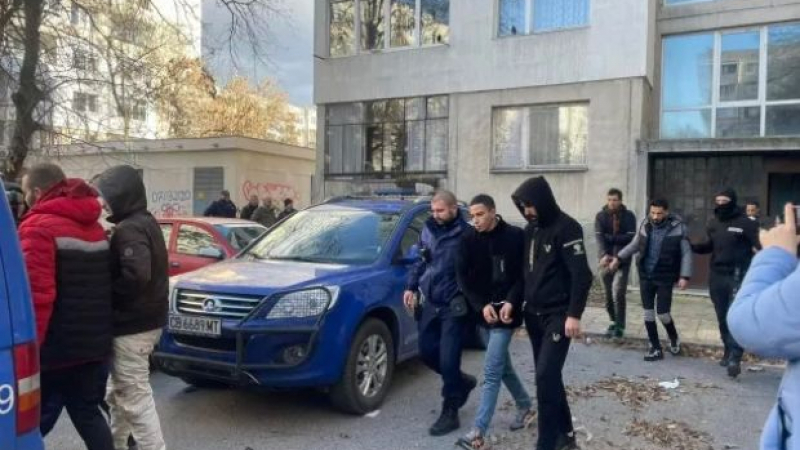Полицаи изкараха нелегални мигранти от апартамент в София СНИМКИ