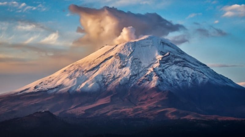 Необичайно НЛО бе заснето над мексиканския вулкан Попокатепетъл СНИМКИ
