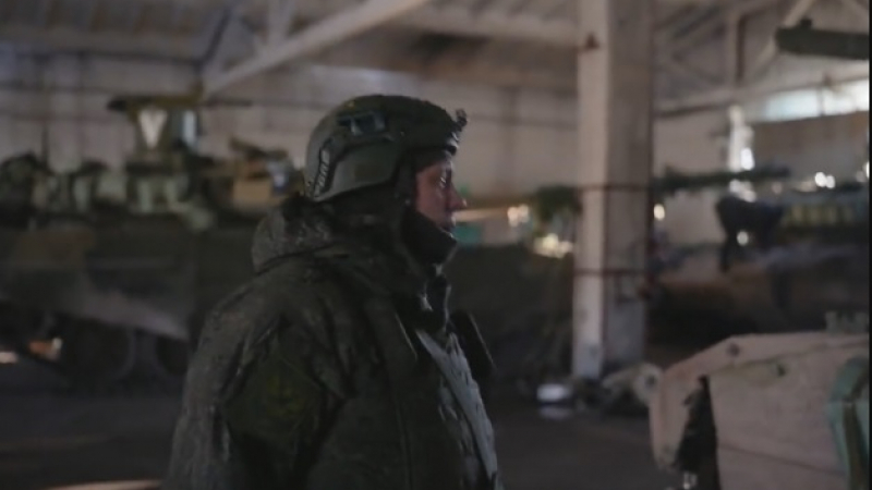 Военни кореспонденти случайно издадоха хангар с десетки руски танкове Т-90М "Пробив" СНИМКИ