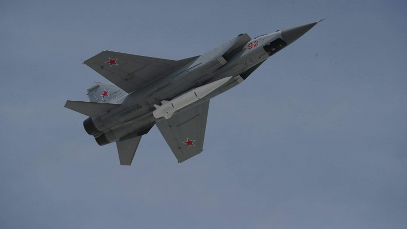 Изтребител МиГ-31К с "Кинжал" пламна в небето над Беларус, в цяла Украйна е обявена въздушна тревога