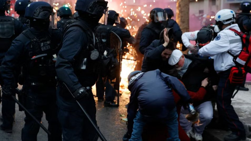 Народен гняв и здрав бой с полицията във Франция заради пенсионните реформи на Макрон ВИДЕО