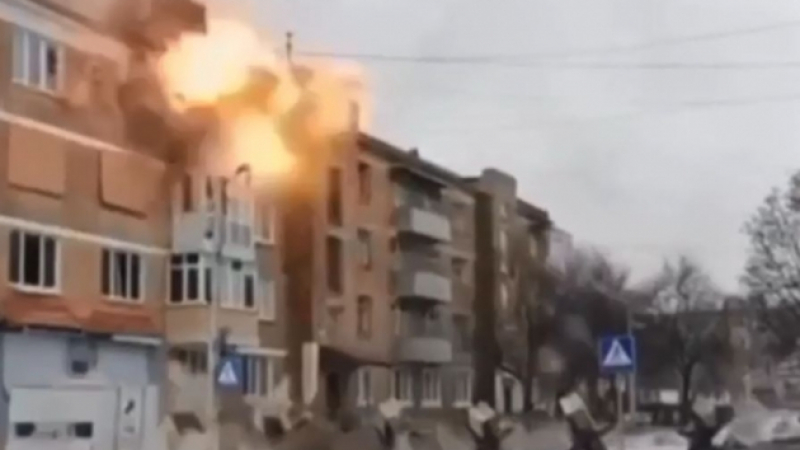 ВИДЕО от войната: Журналисти заснеха удар по сграда с украински военни в Бахмут