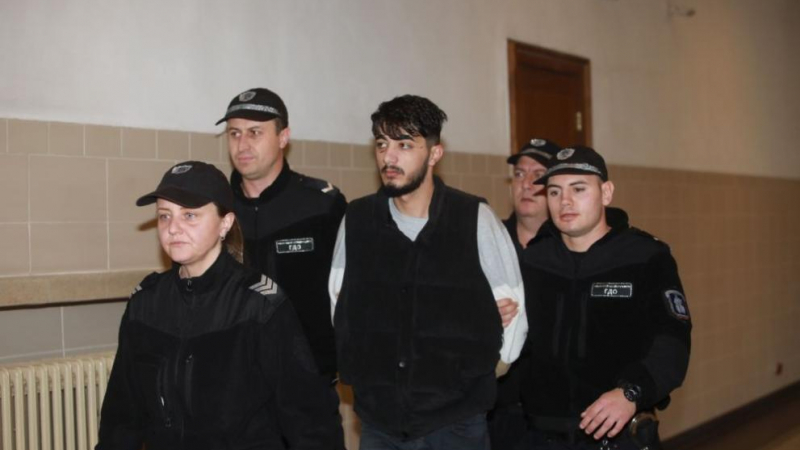 Сириецът, опитал да подкупи полицаи с 10 хил. евро, се появи в съда със следи от бой СНИМКИ