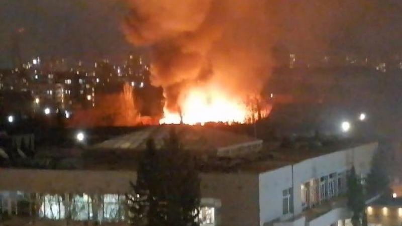 Огромен пожар посред нощ в София ВИДЕО 
