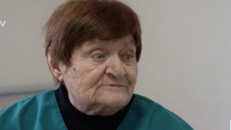 Голяма мъка: Лекарка на 86 г. работи на 3 места, за да има внука ѝ сирак пари, след като тя умре