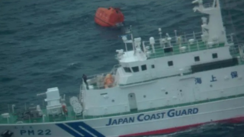 Товарен кораб се обърна край Япония СНИМКИ