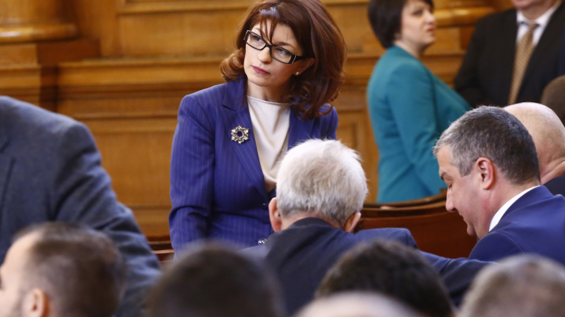 Атанасова отсече: Кабинет с ПП-ДБ няма да има, вдигна завесата за името за премиер на ГЕРБ