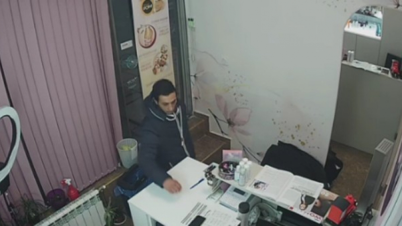 Съмнителен тип направи дръзка кражба в центъра на София посред бял ден ВИДЕО