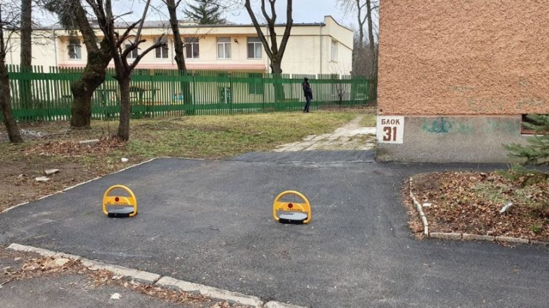Бащиния: Столичанин си направи частен паркинг, попиляха го СНИМКИ