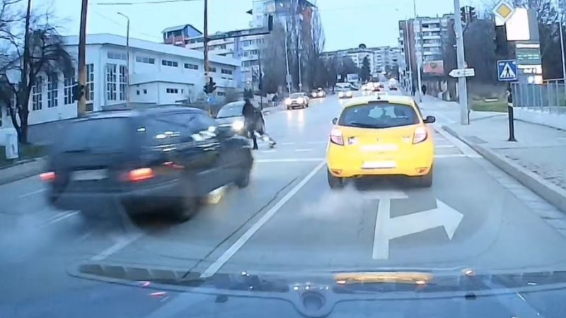 Косите ще ви настръхнах: Джигит за малко да сгази жена на светофар ВИДЕО