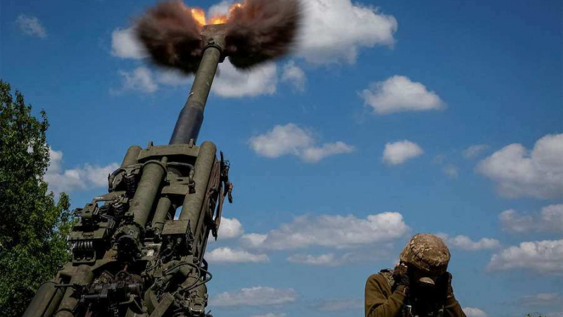 ВИДЕО от войната: Ланцети унищожават американски гаубици M777 край Кременная
