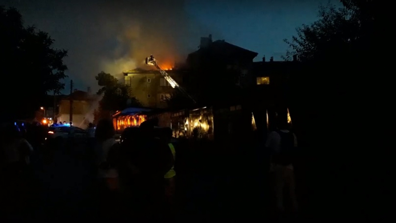 Бивша емблематична дискотека в Бургас изгоря, има пострадал ВИДЕО