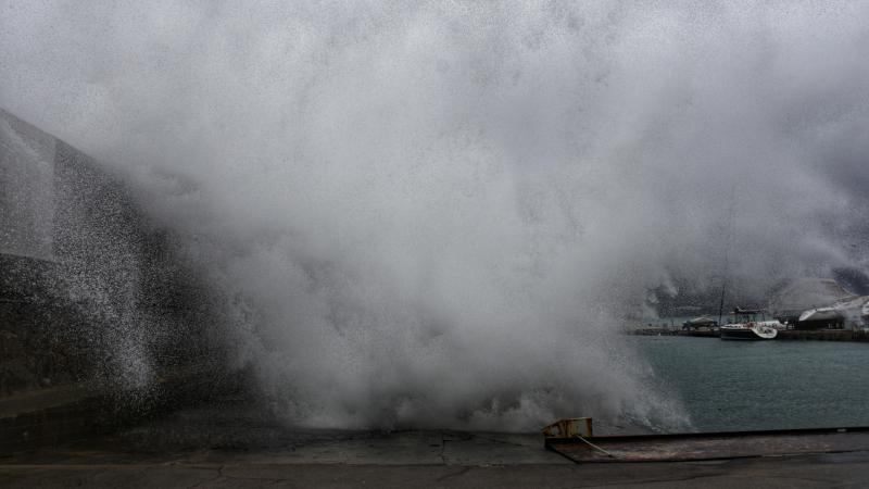 10-метрови вълни пометоха Халкидики, а в Касандра е истински апокалипсис