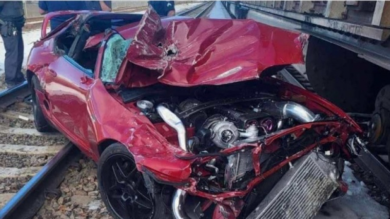 Зрелищни ВИДЕА: Автомеханик разби брутално чужда мощна Toyota
