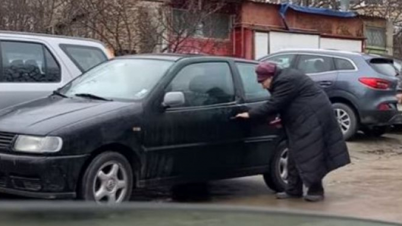 Писъци на паркинг във Варна заради трудноподвижна баба шофьорка ВИДЕО 