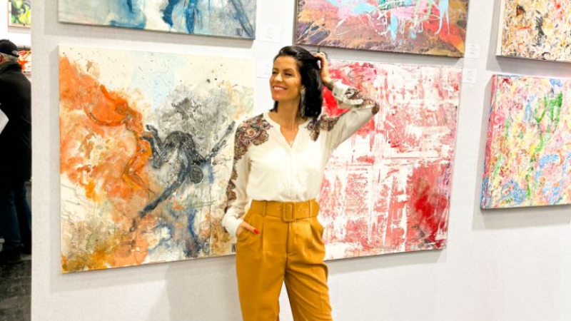 Най-цветната българска художничка с голямо признание в Париж СНИМКИ