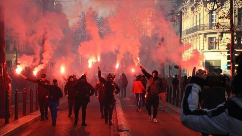 Напрежение в Париж, хората излязоха на протест срещу... 