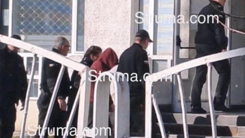Скрита под качулка, спипаната с дрога полицайката Симона влезе в съда СНИМКИ 