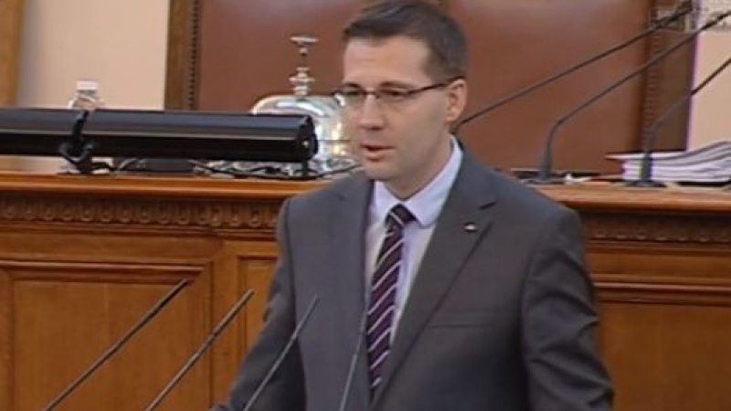 ДПС почете жертвите на комунизма, Станислав Анастасов смълча парламента ВИДЕО
