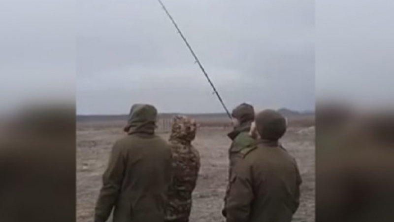 ВИДЕО от войната: Руски бойци завързаха дрон към въдица, за да... 