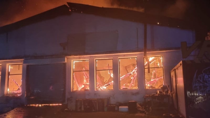 Огнен ад до Бургас, на метри от цистерните с керосин на летището СНИМКИ