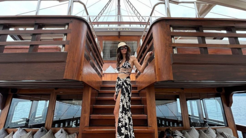 Нина Добрев отпразнува 34 години на най-голямата яхта в света СНИМКИ
