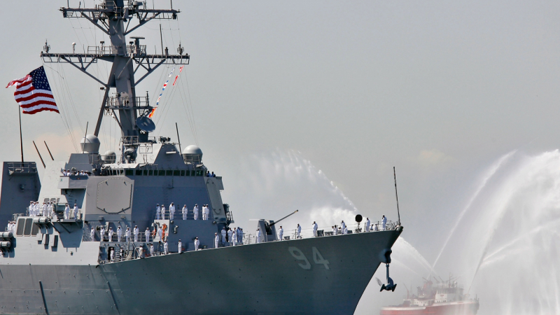 Голям US кораб със страшни ракети пусна котва на километри от Русия 