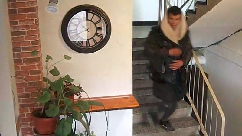 Нагъл апаш с неустановен пол нахлу в апартамент във Варна, стъжни му се СНИМКА
