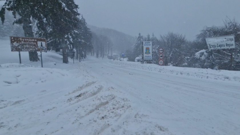 Внимание, шофьори: Снегокалипсис в тези проход, движението е ужасно ВИДЕО