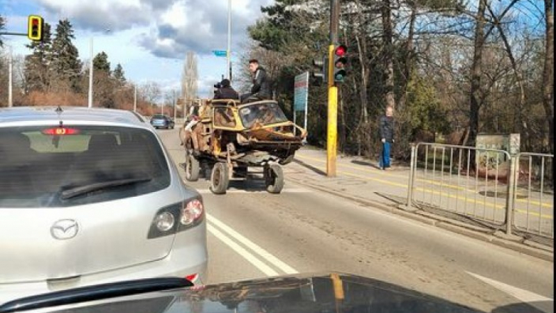 Kаруците в София са забранени, а това превозно средство? СНИМКА