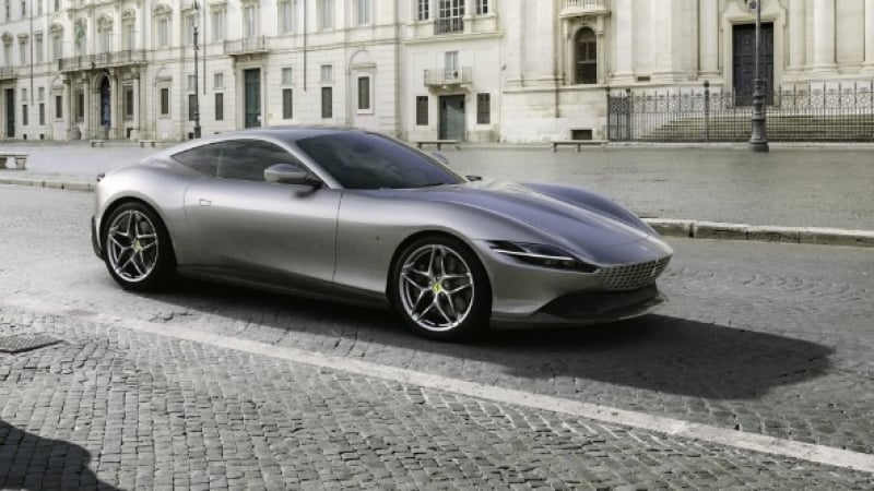 Не е истина: Нов Ferrari Roma бе разбит в автосалон СНИМКИ